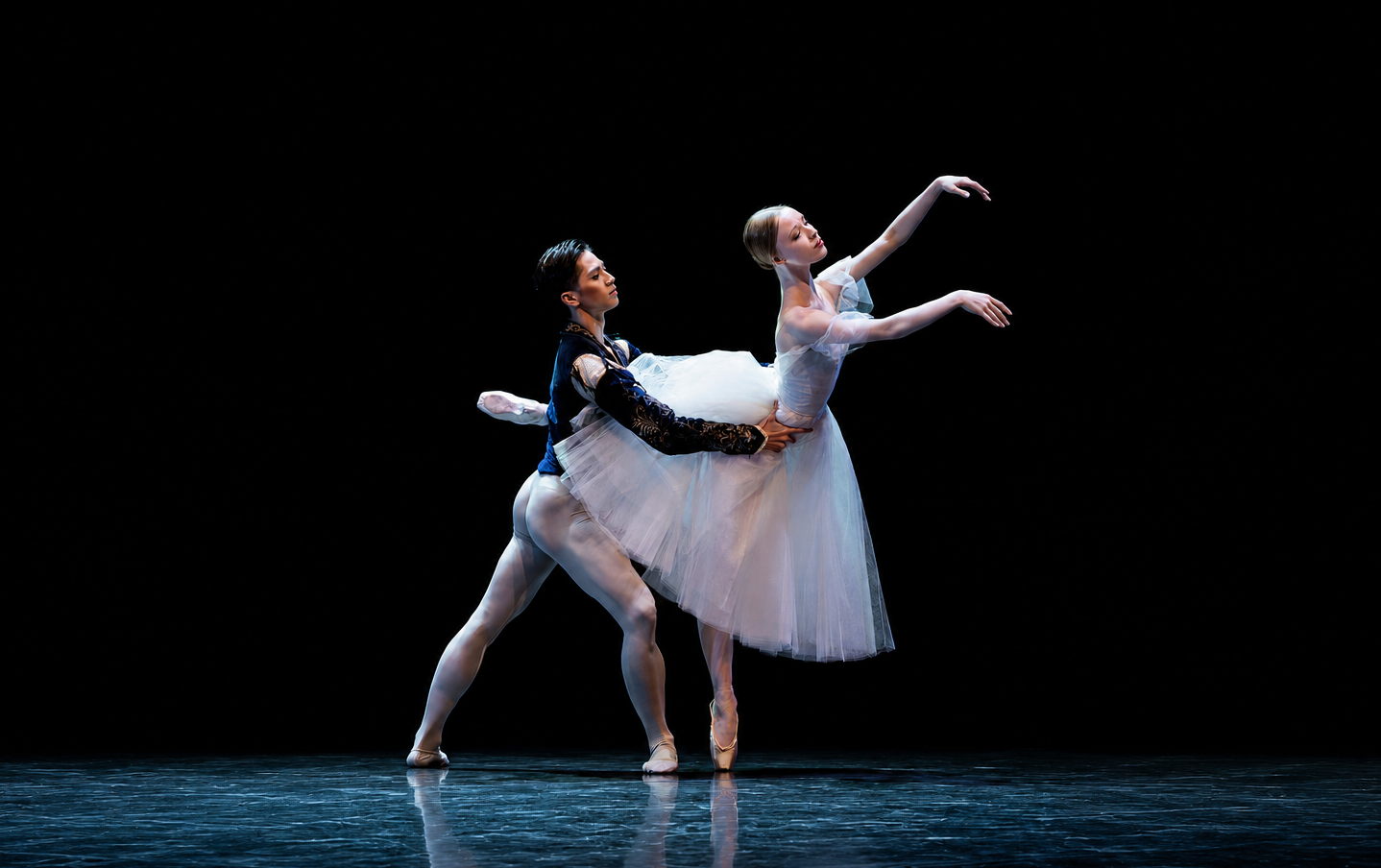 Bailarines de ballet sobre el escenario